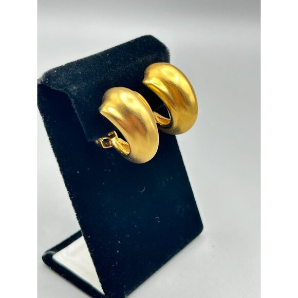 Signed GJD Ginnie Johansen Design Clip On Hoops Earrings Matte Gold Tone - Picture 2 of 10